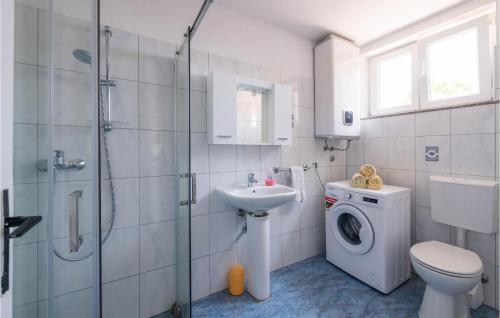 Beautiful Home In Peruski With Wifi And 4 Bedrooms