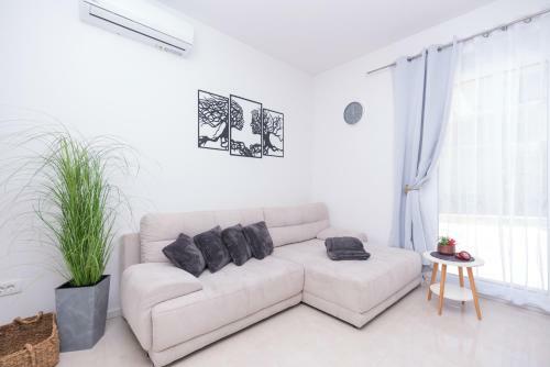 Inviting 2-bed Apartment In Podstrana
