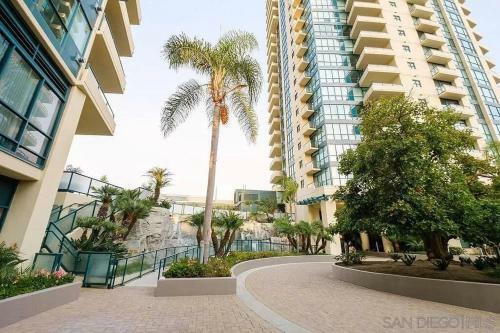 Sunny,lux Modern Poolside Villa Blocks From Harbor