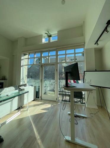 Sunny,lux Modern Poolside Villa Blocks From Harbor