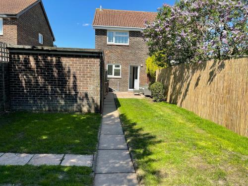 Stylish & Tranquil - Walk To Beach - Sunny Garden