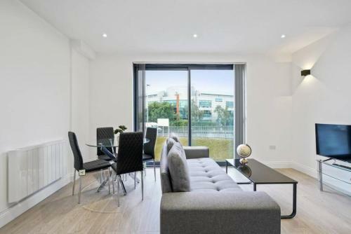 Modern, Stylish Two Bedroom Apartment In Slough