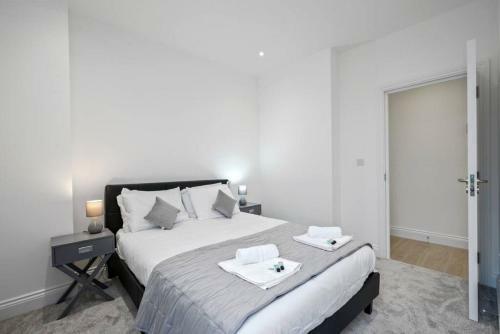 Modern, Stylish Two Bedroom Apartment In Slough