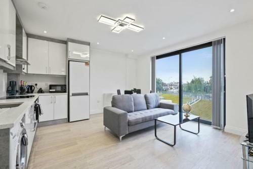 Modern, Stylish Two Bedroom Apartment In Slough