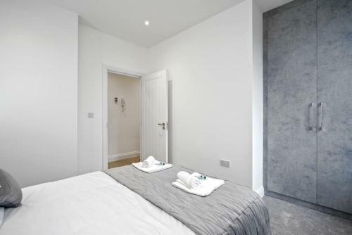 Modern, Stylish Two Bedroom Apartment In Slough