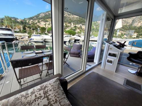 Houseboat Aurora