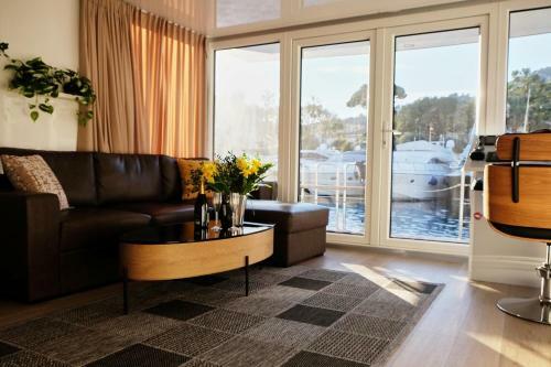 Houseboat Aurora
