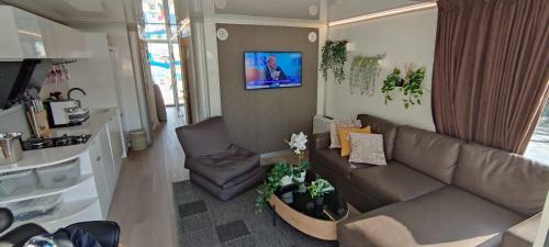 Houseboat Aurora