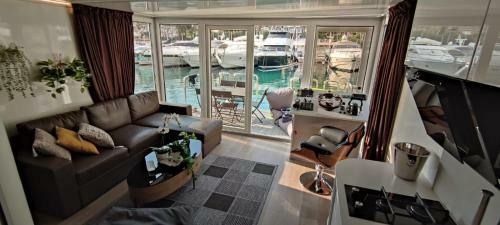 Houseboat Aurora