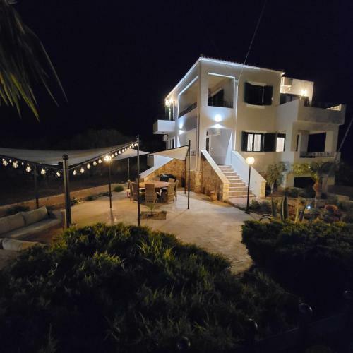 Paradisos Villa - 4-bedroom Villa