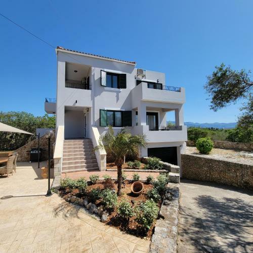 Paradisos Villa - 4-bedroom Villa