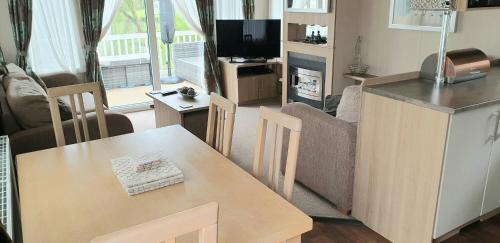 Lakeside Cotswold Holiday Home