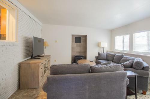 Spacious 4 Bedroom House Close To Everything!