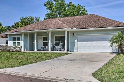 Coastal-chic Home Pool, Patio, 1 Mi To Beach