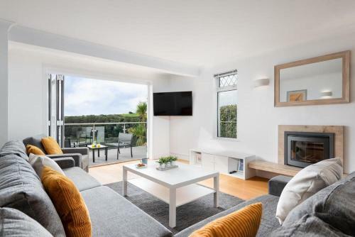 Sea-renity, Stunning Beach House With Coastal Views