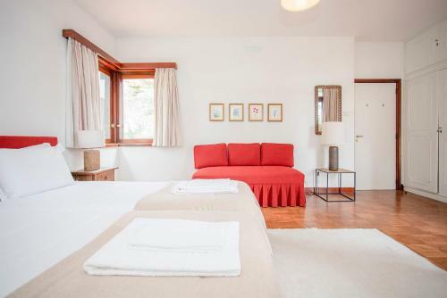 Liiiving In Moledo - Beach & Garden Villa