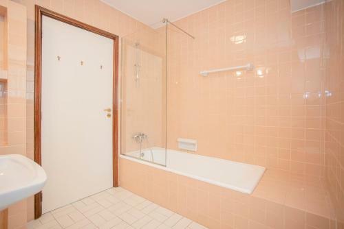 Liiiving In Moledo - Beach & Garden Villa
