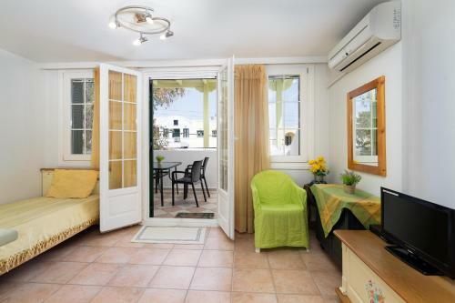 Happy Place For 5 In Santorini