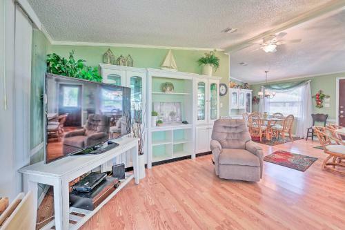 Colorful Ellenton Escape With Lanai And Pond View