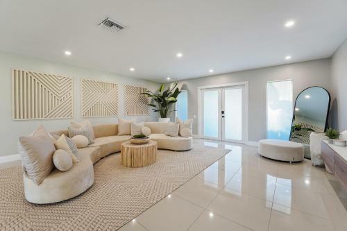 Palisades By Jadoreluxe L Oasis Pool And Waterview