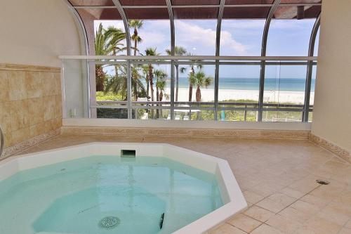 Crescent Beach Club I 19c