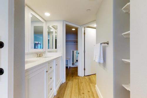 Crescent Beach Club I 14f