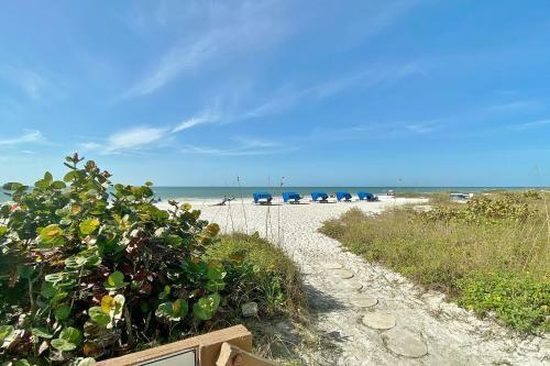 Chateaux Sunset Suites 408