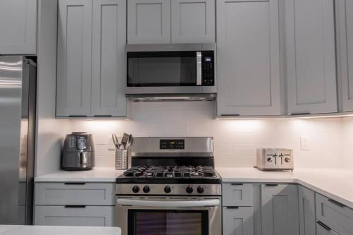 4 Bedroom Home In Downtown, 5 Min From The Beach.