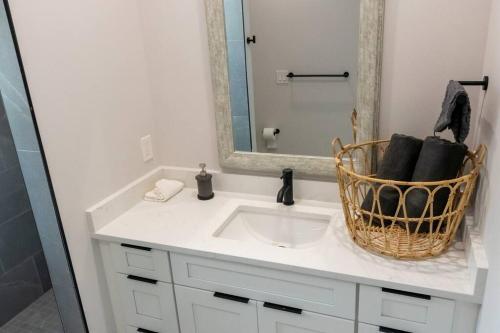 4 Bedroom Home In Downtown, 5 Min From The Beach.