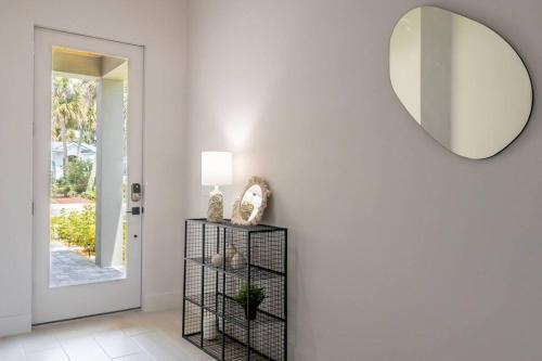 4 Bedroom Home In Downtown, 5 Min From The Beach.