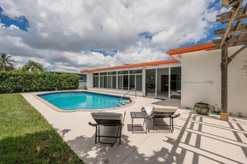 Tropical Rainbow 4bdr 2 Bath Home With Heated Pool