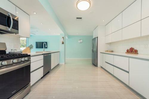 Luxe Stunning 4 Bdr 3,5 Bath With Heated Pool