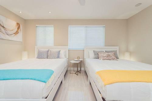 Luxe Stunning 4 Bdr 3,5 Bath With Heated Pool