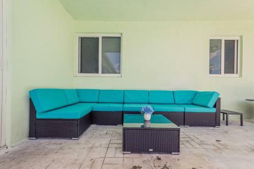 Luxe Stunning 4 Bdr 3,5 Bath With Heated Pool