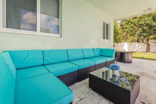 Luxe Stunning 4 Bdr 3,5 Bath With Heated Pool