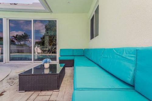 Luxe Stunning 4 Bdr 3,5 Bath With Heated Pool