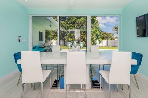 Luxe Stunning 4 Bdr 3,5 Bath With Heated Pool