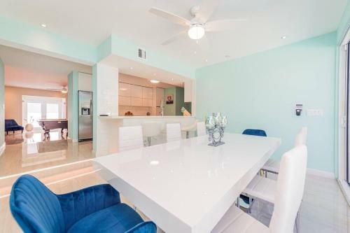 Luxe Stunning 4 Bdr 3,5 Bath With Heated Pool