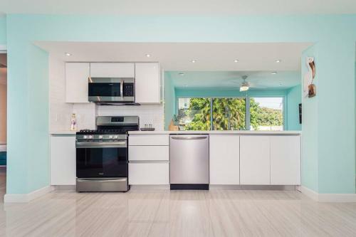 Luxe Stunning 4 Bdr 3,5 Bath With Heated Pool