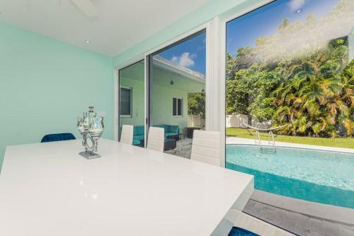Luxe Stunning 4 Bdr 3,5 Bath With Heated Pool