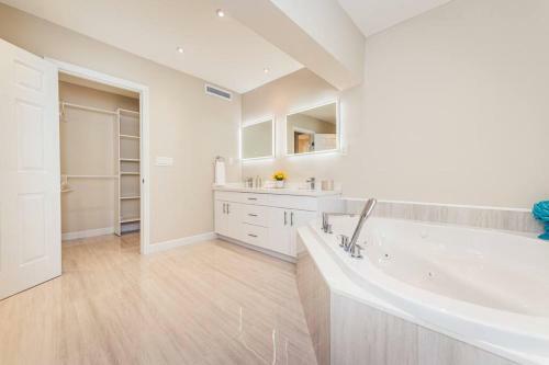 Luxe Stunning 4 Bdr 3,5 Bath With Heated Pool