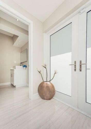 Luxe Stunning 4 Bdr 3,5 Bath With Heated Pool