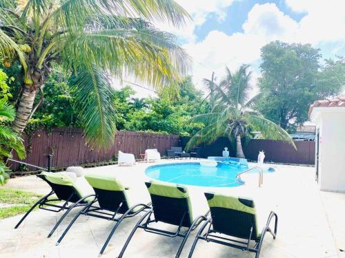 Pool & House Near Everything. Free Breakfast. Wifi.