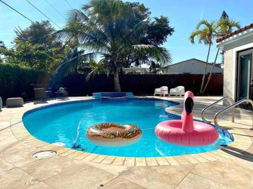 Pool & House Near Everything. Free Breakfast. Wifi.