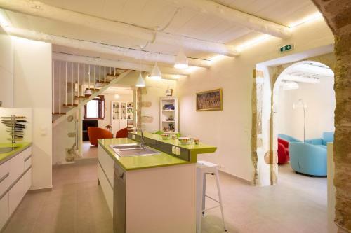 Byblos Villa Walking Distance To Everything W/heated Pool & Bbq