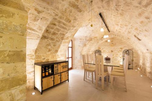 Byblos Villa Walking Distance To Everything W/heated Pool & Bbq