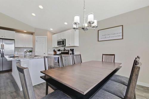 Gorgeous 3 Bedroom Private Custom Home In Central Meridian