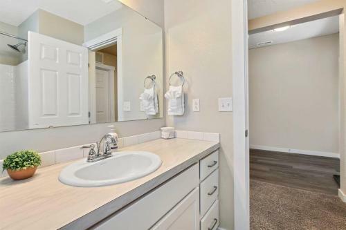 Gorgeous 3 Bedroom Private Custom Home In Central Meridian