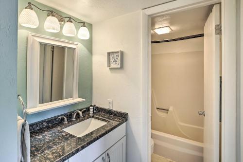 Apartamento Coastal Condo With Pool Access Less Than 1 Mi To Beach!