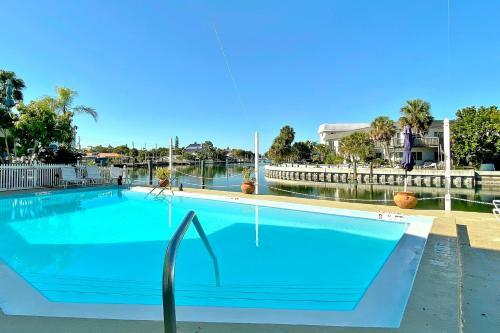 Pointe Capri 1